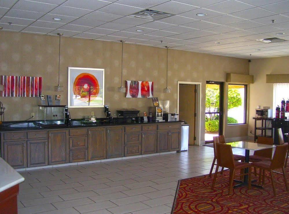 Americas Best Value Inn & Suites Bastrop Экстерьер фото