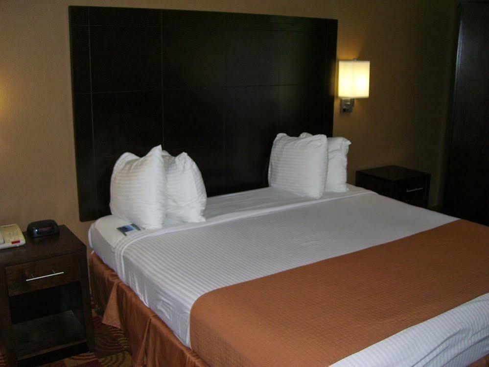 Americas Best Value Inn & Suites Bastrop Экстерьер фото