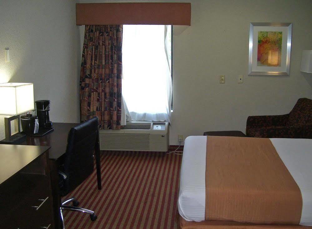 Americas Best Value Inn & Suites Bastrop Экстерьер фото