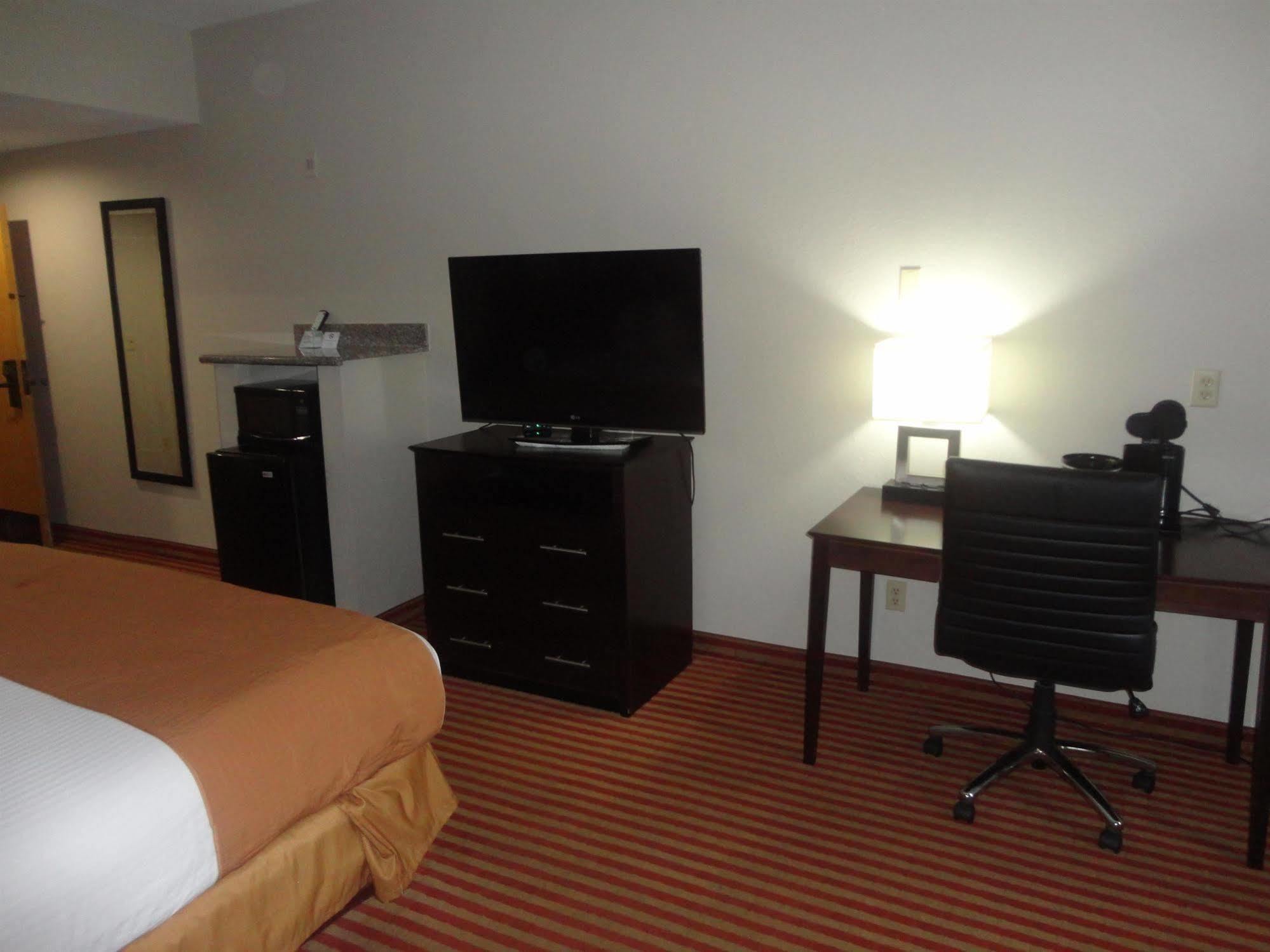 Americas Best Value Inn & Suites Bastrop Экстерьер фото